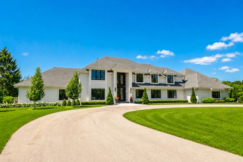 8615 N Dean Cir, River Hills, WI, 53217-2038 | Card Image