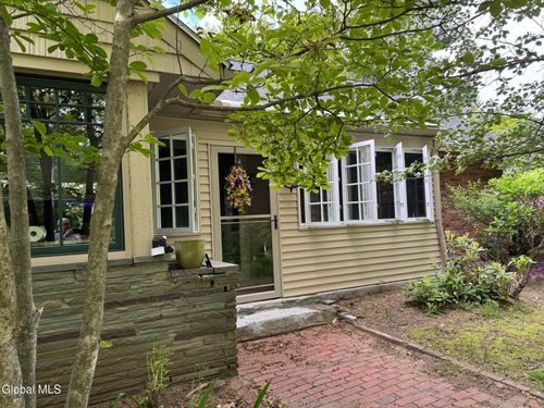 1047 Niskayuna Rd, Niskayuna, NY, 12309-1711 | Card Image