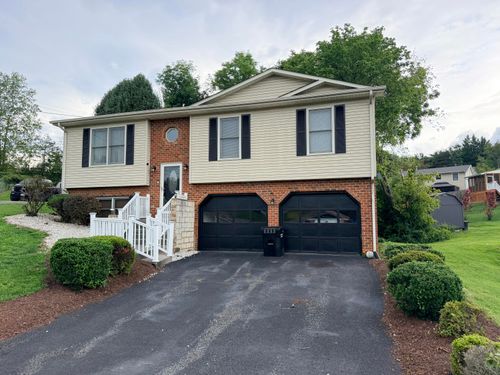 5711 Deputy Dr, Roanoke, VA, 24019-3353 | Card Image