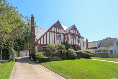 421 N Long Beach Road, House other with 4 bedrooms, 3 bathrooms and null parking in Rockville Centre NY | Image 2