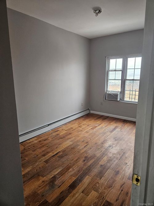 484 Beach 44th St, Far Rockaway, NY, 11691-1220 | Card Image