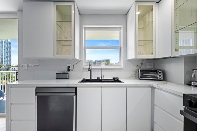 APT-305 - 137 Golden Isles Dr, Condo with 2 bedrooms, 2 bathrooms and null parking in Hallandale Beach FL | Image 5