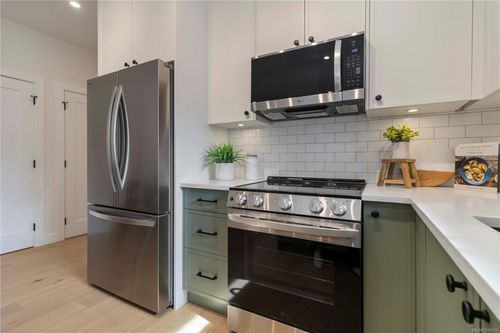 1-633 Belton Ave, Victoria, BC, V9A2Z5 | Card Image