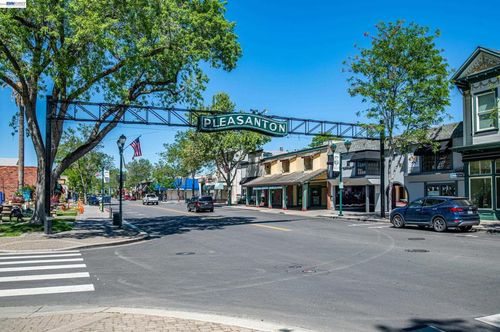 3861 Vine St, Pleasanton, CA, 94566-6784 | Card Image