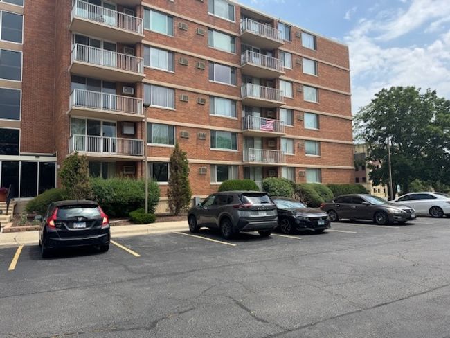 APT-4C - 2211 S Highland Ave, Condo with 2 bedrooms, 2 bathrooms and 2 parking in Lombard IL | Image 8