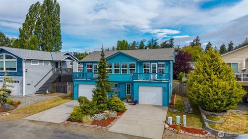 1086 Landing Cir, Oak Harbor, WA, 98277-8253 | Card Image