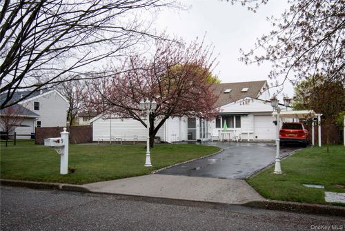 39 Narragansett Ave, Medford, NY, 11763-4345 | Card Image