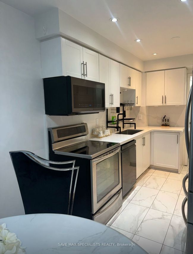 24 Cypress Crt, House attached with 3 bedrooms, 3 bathrooms and 4 parking in Aurora ON | Image 8