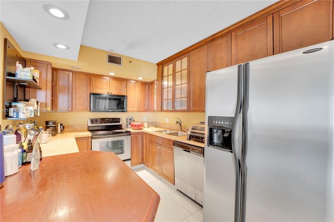 APT-704 - 919 Hillcrest Dr, Condo with 2 bedrooms, 2 bathrooms and null parking in Hollywood FL | Image 4