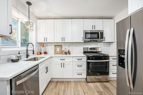 4558 Universal St, Dearborn Heights, MI, 48125-3351 | Card Image