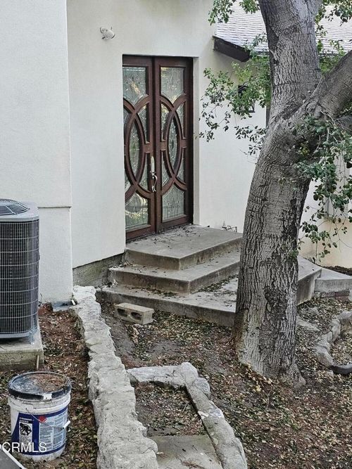 9682 Hillhaven Ave, Tujunga, CA, 91042-3055 | Card Image