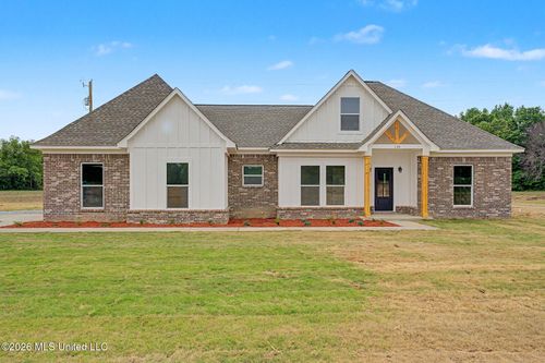 697 Pioneer Vlg, Senatobia, MS, 38668-4126 | Card Image