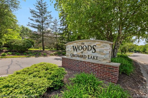 3251 Long Meadow Ct, West Bloomfield, MI, 48324-3246 | Card Image