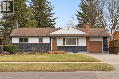 137 Donald St, Kitchener, ON, N2B3G7 | Card Image