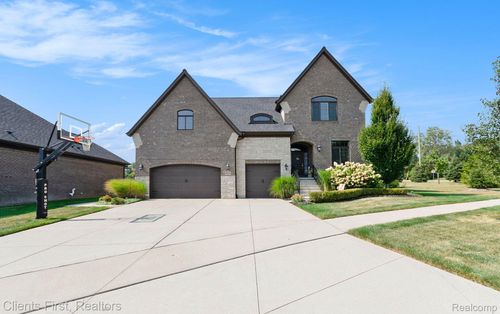 60975 Stonecrest Dr, Washington Twp, MI, 48094-1548 | Card Image