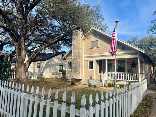 802 Hudgins St, Smithville, TX, 78957-1008 | Card Image