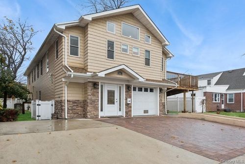 541 E Hudson St, Long Beach, NY, 11561-2418 | Card Image