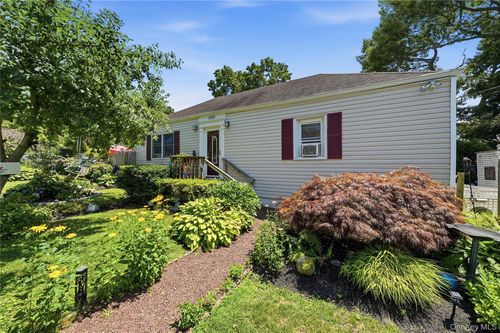 350 Boulder Street, Islip, NY, 11779 | Card Image