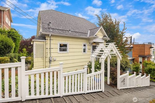 2410 E Highland Dr, Seattle, WA, 98112-3632 | Card Image