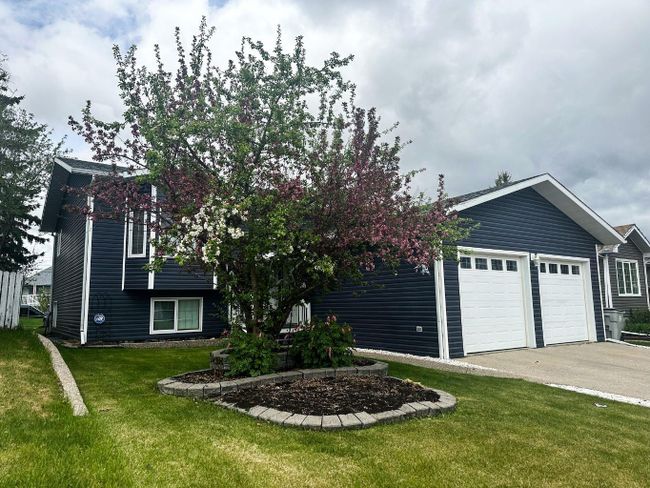 4722 43 Street, Home with 4 bedrooms, 3 bathrooms and 4 parking in Mayerthorpe AB | Image 2