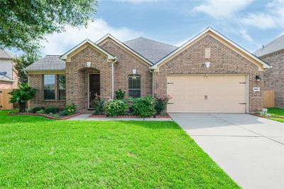 Stunning 1.5 story home | Image 2