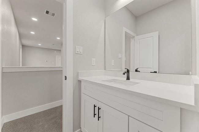 Bright and airy upstairs space. Featuring sleek quartz counters and ample space, this bathroom is perfect for the whole family. | Image 17