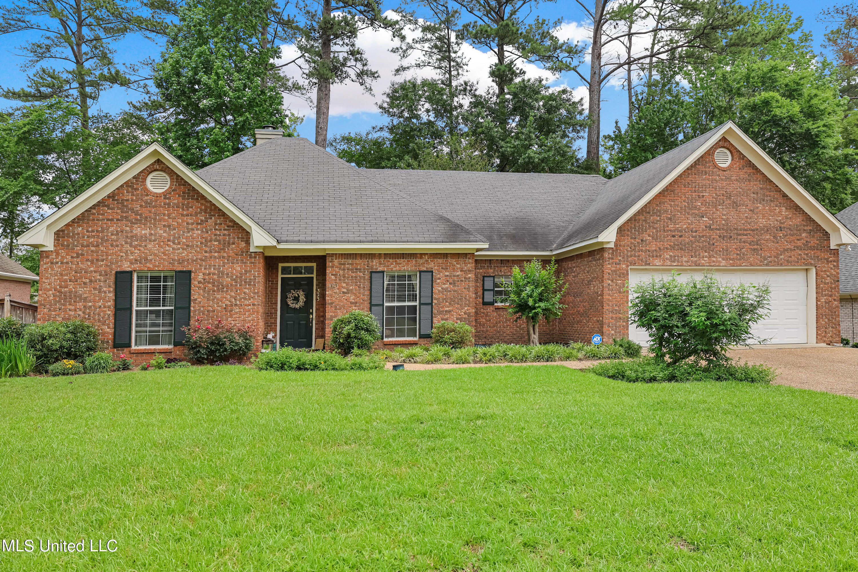 323 Pinewood Lane, For Sale in Ridgeland Zoocasa