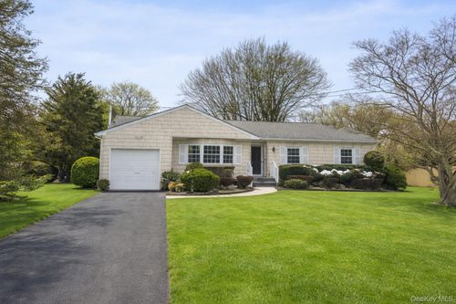 107 E Woodside Ave, Patchogue, NY, 11772-1441 | Card Image