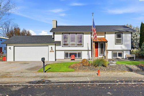 8715 Bell St, Pasco, WA, 99301-1647 | Card Image