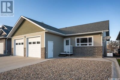 214 Iroquois St E, House other with 3 bedrooms, 3 bathrooms and null parking in Moose Jaw SK | Image 1