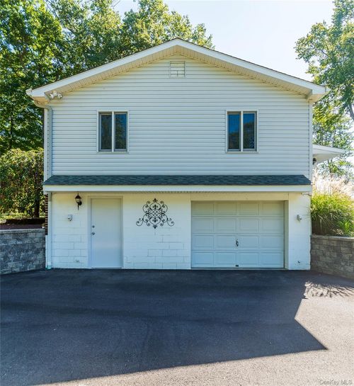 267 Smith Rd, Pleasant Valley, NY, 12569-6905 | Card Image