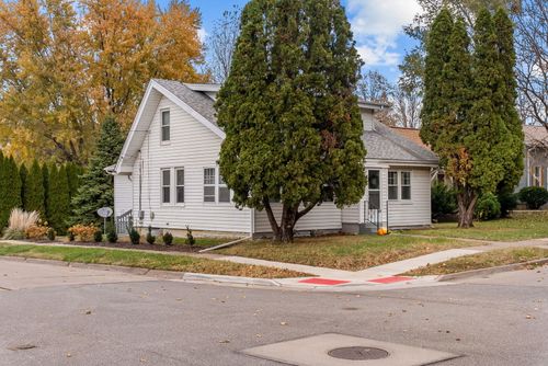 2704 E High St, Davenport, IA, 52803-3442 | Card Image