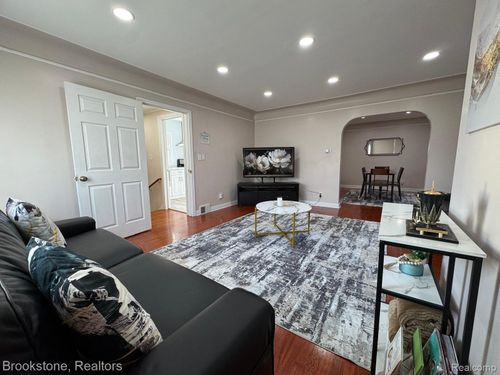 7261 Reuter St, Dearborn, MI, 48126-1545 | Card Image