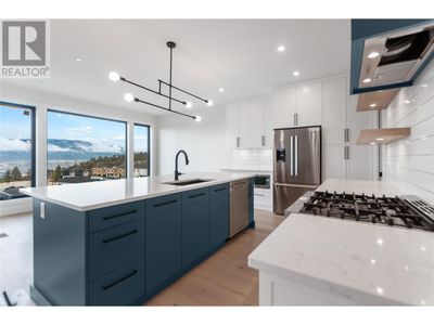 1135 Elk St, House other with 5 bedrooms, 4 bathrooms and 2 parking in Penticton BC | Image 3