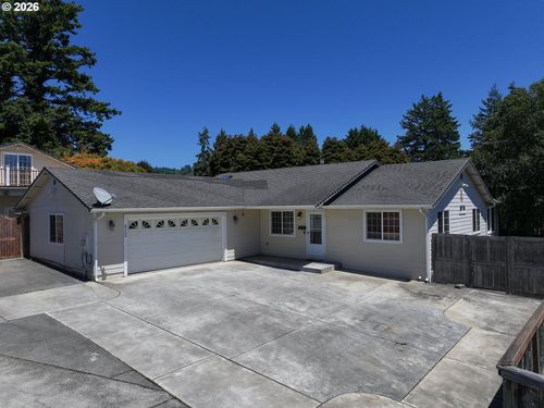 912 Easy St, Brookings, OR, 97415-9738 | Card Image