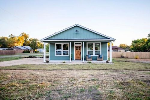 804 Walnut St, Honey Grove, TX, 75446-2049 | Card Image