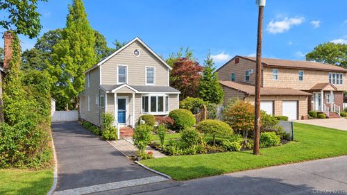 16 Grove St, Lindenhurst, NY, 11757-5720 | Card Image