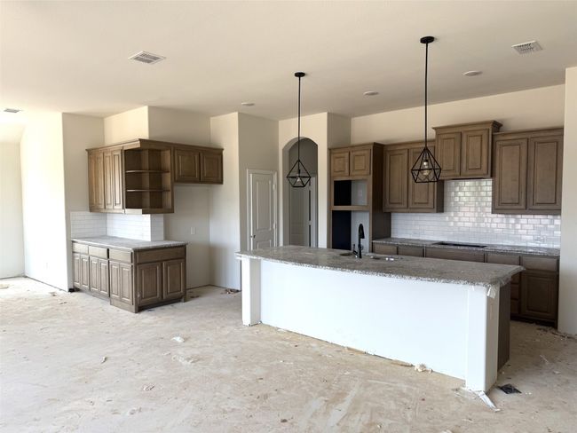 713 Seahawk St, House other with 4 bedrooms, 3 bathrooms and null parking in Joshua TX | Image 4