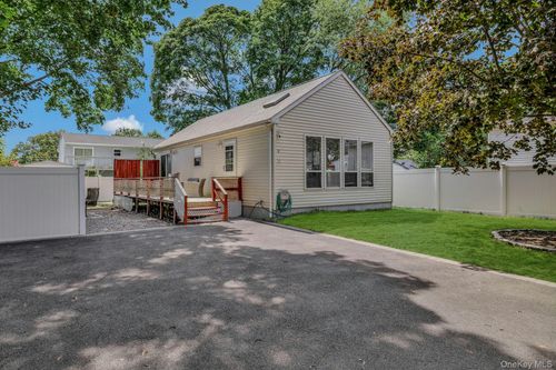 8 Holbrook St, Bay Shore, NY, 11706-4117 | Card Image