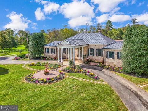 23333 Four Chimneys Ln, MIDDLEBURG, VA, 20117-2849 | Card Image