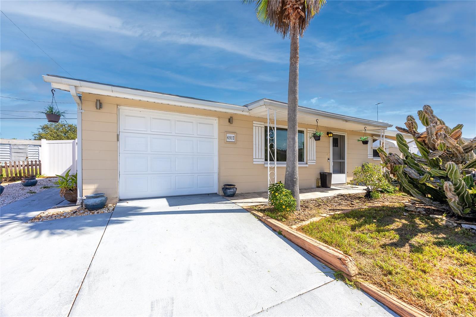 Phoenix Ave, Holiday, FL 34690