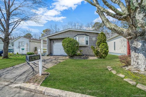 191 Village Cir W, Manorville, NY, 11949-9671 | Card Image