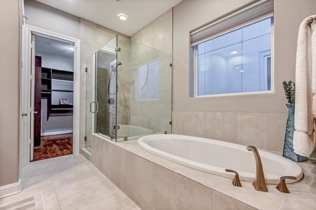 1818 Dart St, House other with 3 bedrooms, 5 bathrooms and 2 parking in Houston TX | Image 27