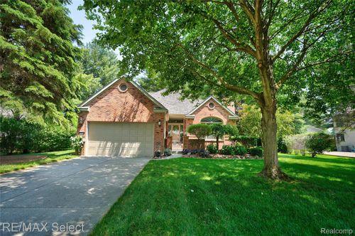 16483 Dawnlight Dr, Fenton, MI, 48430-8956 | Card Image