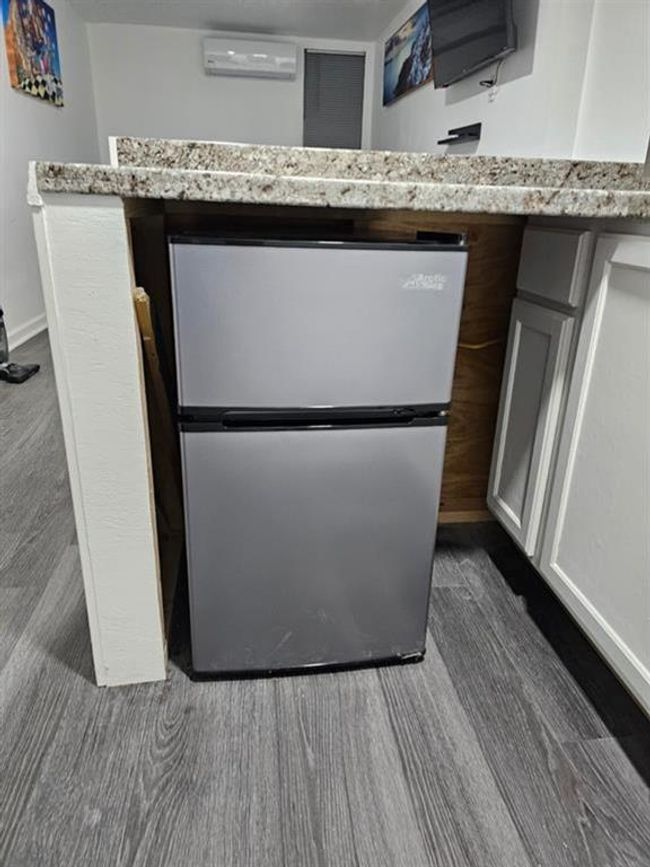 Studio apartment kitchen nook | Image 33