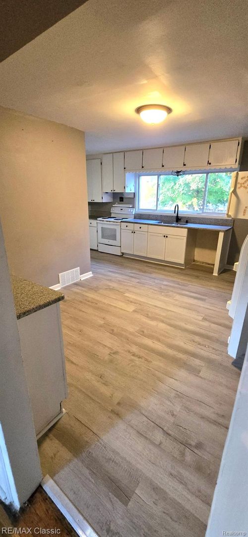 113 W Liberty St, South Lyon, MI, 48178-1920 | Card Image