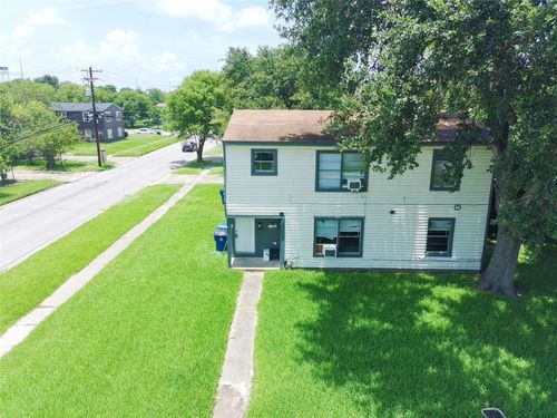 1138 4th Ave N, Texas City, TX, 77590-7525 | Card Image