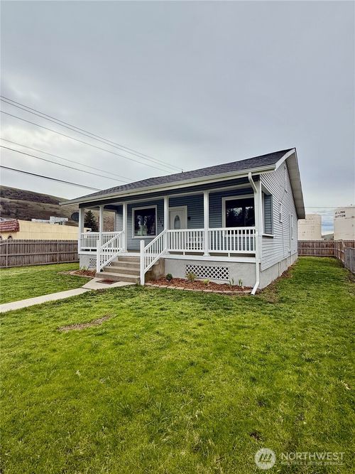 109 N Cherry St, Dayton, WA, 99328-1204 | Card Image