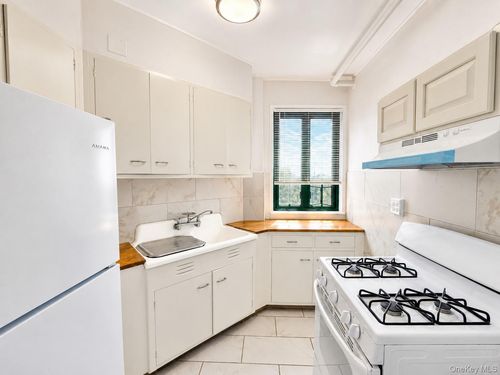 8g-1469 East Avenue, New York, NY, 10462 | Card Image