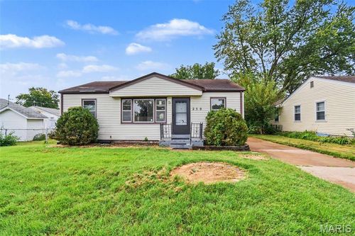 250 Maple Dr, Florissant, MO, 63031-7849 | Card Image